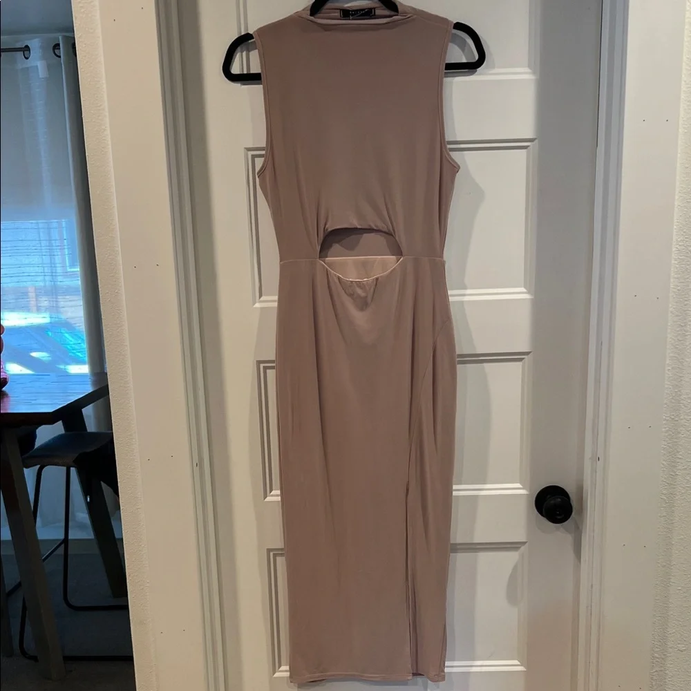 Elegant Sleeveless Taupe Dress - Picture 1 of 7